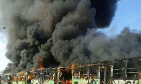 Bus terbakar di Provinsi Idlib.