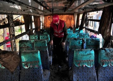 Bus sekolah yang  rusak terbakar di Pakistan.