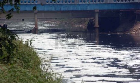 Busa-busa putih keluar dari pintu pembuangan di Banjir Kanal Barat, Jalan Penjernihan I, Tanah Abang, Jakarta Pusat, Kamis (4/9).(Republika/Raisan Al Farisi)