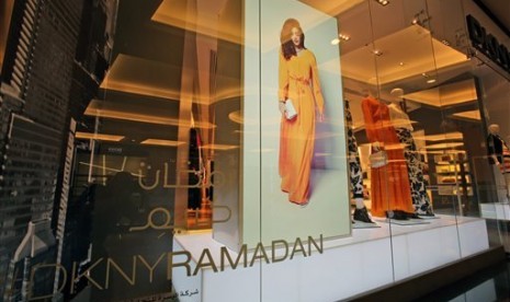 Busana abaya yang modis rancangan DKNY dijual di salah satu mal di Dubai.