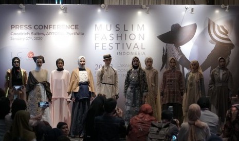  Busana desainer-desainer Indonesia dalam trunk show konferensi pers MUFFEST 2020. Gelaran MUFFEST 2020 akan dihelat bulan depan.