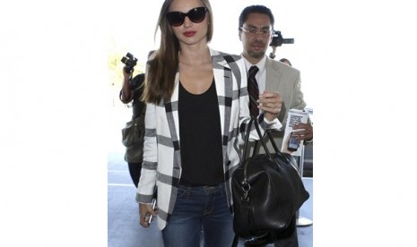 Busana monokrom Miranda Kerr