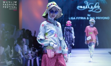 Busana muslim Inaly.co, kolaborasi desainer Lisa Fitria dan Ina Priyono, dalam acara Muslim Fashion Festival (Muffest) 2019 di JCC Senayan, Jakarta Pusat.