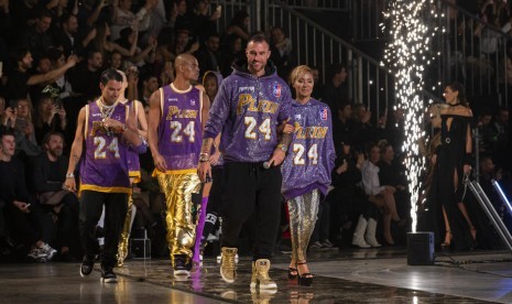 Busana rancangan desainer Philipp Plein yang ditujukan sebagai tribute untuk Kobe Bryant.