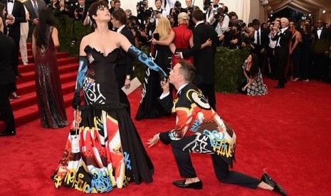 Busana rancangan Jeremy Scott yang dikenakan Katy Perry di Mel Ball 2015 dituding menjiplak karya seorang seniman jalanan.