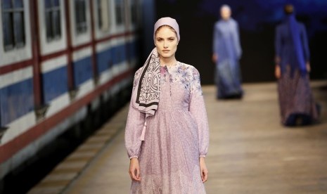 Busana yang sopan atau modest fashion kini tak hanya menjadi busana Muslimah, melainkan juga merambah ke banyak kalangan.