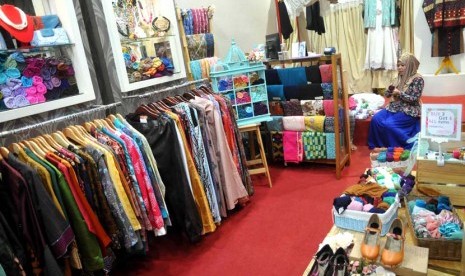 Butik Muslimah Menjamur. Pembeli memilih pakaian di butik muslimah di pusat perbelanjaan, Jakarta, Selasa (6/5).