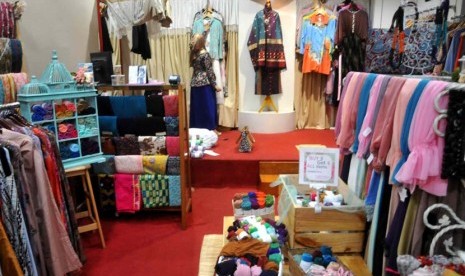 Butik Muslimah Menjamur. Pembeli memilih pakaian di butik muslimah di pusat perbelanjaan, Jakarta, Selasa (6/5).