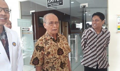 Buya Syafii Maarif saat mengantar Mensesneg, Pratikno dan Koordinator Staf Khusus Presiden, Teten Masduki yang baru saja menjenguknya di Ruang Zaitun RS PKU Gamping, Sleman, DIY, Sabtu (27/7).