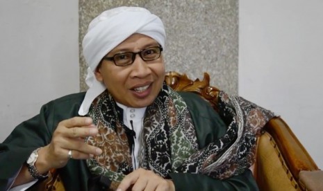 Buya Yahya berbicara tentang hukum membakar mushaf Alquran.