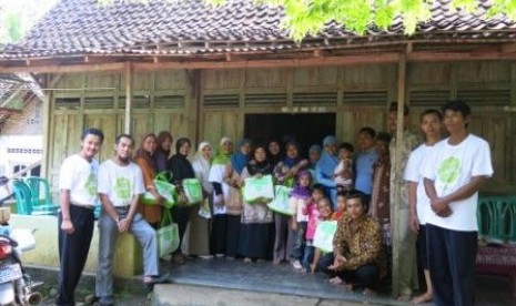 BWA mendistribusikan 400 paket busana muslim untuk warga dhuafa di desa Giripurwo, Gunung Kidul, Jogjakarta