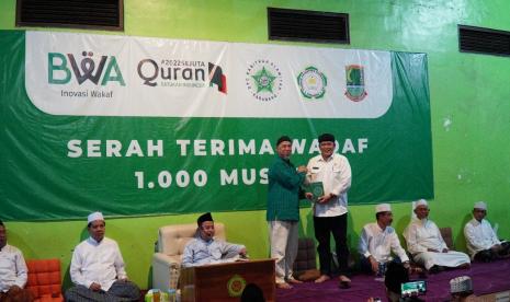 BWA menyalurkan  1.000 Alquran wakaf kepada sejumlah pondok pesantren, Kelompok Pengajian Malam Kamisan Pesantren Asshiddiqiyah 3, masjid serta mushala di sekitar Cilamaya, Kabupaten Karawang, Jawa Barat, Rabu (3/8/2022).