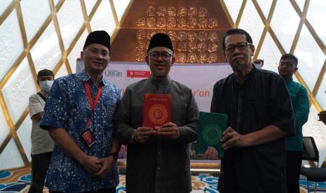 BWA menyerahkan 1.000 Alquran wakaf untuk mengganti Alquran yang hilang di Masjid Al Jabbar, Bandung. Alquran wakaf itu diserahkan oleh Direktur Program dan Fundraising BWA Ustadz Heru Binawan (kanan), dan diterima oleh pengurus DKM Al Jabbar yang diwakili Kadisperkim Jawa Barat Dr Indra Maha, ST (kiri) dan disaksikan oleh Ustadz Ahmad Heryawan selaku anggota Dewan Pembina DKM Al Jabbar.