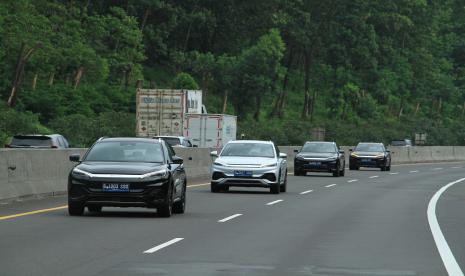 Mobil listrik melintas di jalan tol (ilustrasi). Pemerintah akan mewajibkan pemilik mengasuransikan kendaraan.