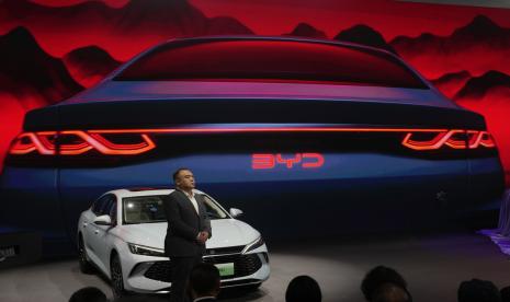 BYD Qin L Dmi diluncurkan pada Auto China 2024 di Beijing, 25 April 2024. Produsen mobil Tiongkok BYD meresmikan pabrik kendaraan listrik pertamanya di Thailand pada hari Kamis, 4 Juli, sebagai bagian dari upaya perusahaan untuk berekspansi ke Asia Tenggara sekaligus menjangkau orang-orang kaya. pasar di AS dan Eropa. 