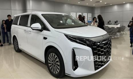 BYD Xia adalah minivan tujuh tempat duduk dengan tata letak 2+2+3 dan dimensi 5145/1970/1805 mm.