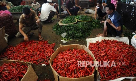 Cabai Turun Pedagang sedang memilah cabai merah berjenis TW di Pasar Induk, Jakarta, Selasa (23/2).