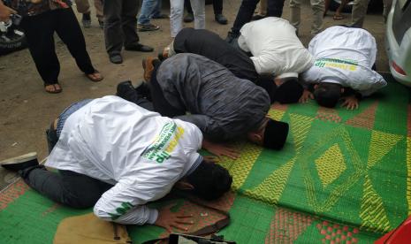 Cabup Kabupaten Tasikmalaya Iwan Saputra melakukan sujud syukur atas kemenangannya dalam pilkada Kabupaten Tasikmalaya, Jumat (9/12). Calon nomor urut 4 itu mengklaim meraih suara tertinggi dalam pilkada Kabupaten Tasikmalaya.