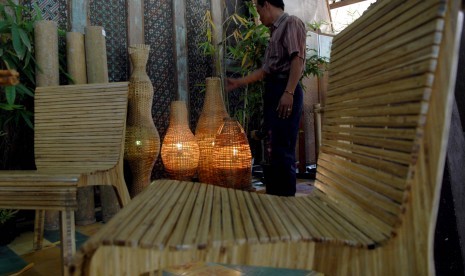 Cafts made of Bamboo are on display at a workshop in Magelang, Central Java. (illustration)   