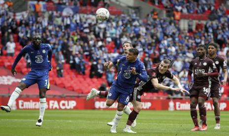 Caglar Soyuncu (tengah-kanan) dari Leicester beraksi melawan Thiago Silva (tengah-kiri) dari Chelsea pada final Piala FA Inggris antara Chelsea FC dan Leicester City di Stadion Wembley di London, Inggris, 15 Mei 2021. 