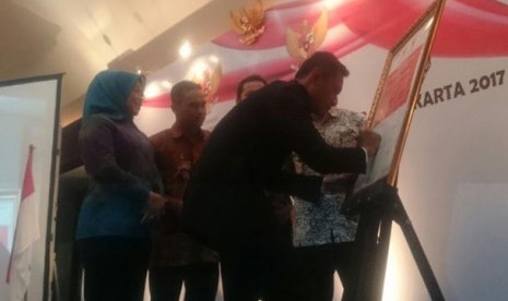 Cagub Agus Yudhoyono dan Cawagub Sylviana Murni menandatangani komitmen wujudkan Jakarta bebas maladministrasi