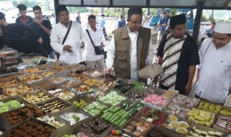 Cagub Anies Baswedan berbelanja jajanan kue.