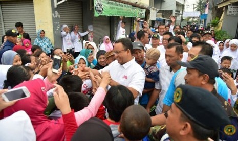 Cagub Anies Baswedan mengikuti car free day unik di Kampung Tanah, Klender, Duren Sawit, Jaktim