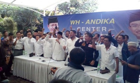 Cagub Banten nomor urut 1, Wahidin Halim menggelar konferensi pers di kediamannya di Jalan Haji Jiran, Kelurahan Pinang, Tangerang. WH merayakan  kemenangannya dari hasil hitung cepat 3 lembaga survei, Kamis (15/2).