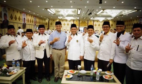 Cagub DKI, Anies Baswedan (baju biru) dikelilingi petinggi PKS dalam rapat konsolidasi fraksi PKS di DPR serta DPRD Jakarta, Banten dan Jabar di Ballroom Hotel Kartika Chandra, Jalan Gatot Subroto, Jakarta Selatan, Kamis (13/4).