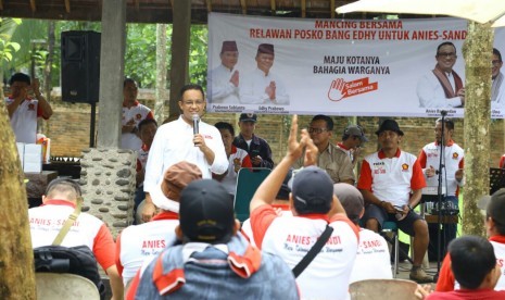 Calon gubernur DKI Jakarta nomor urut 3, Anies Baswedan, mengikuti aksi macing bersama relawan Anies-Sandi di pemancingan umum Kabeda, Kukusan Beji, Depok, Sabtu (14/1).