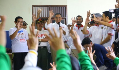 Cagub DKI Anies Baswedan sosialisasikan program kerja pada warga Cilandak Barat, Jakarta Selatan, Sabtu (14/1).