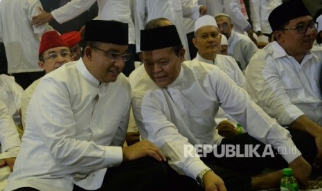 Cagub DKI Jakarta Anies Baswedan bersama Hidayat Nur Wahid saat menghadiri Dzikir dan Sholawat Untuk Negeri di masjid Agung At-Tien, Jakarta,Sabtu(11/3).