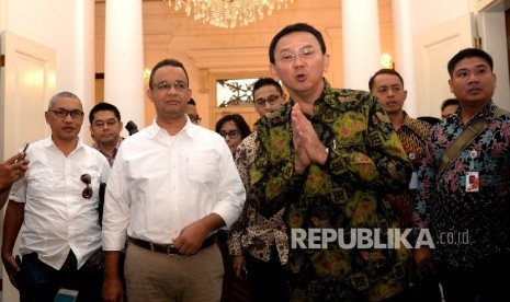 Cagub DKI Jakarta Anies Baswedan (kiri) bersama Gubernur DKI Jakarta Basuki Tjahaja Purnama menjawab pertenyaan wartawan usai pertemuan di Balai Kota DKI Jakarta, Kamis (20/4).