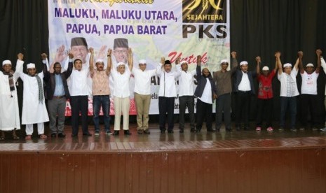 Cagub DKI Jakarta Anies Baswedan mendapatkan sambutan meriah dari warga Indonesia Timur yang berdomisili Jakarta, di GOR Remaja Jakarta Utara, Jalan Yos Sudarso, Jakarta Utara, Sabtu (15/4)