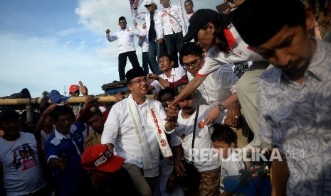 Cagub DKI Jakarta Anies Baswedan menyapa nelayan dan warga saat kampanye di Perkampungan Nelayan Cilincing, Jakarta, Rabu(8/2).