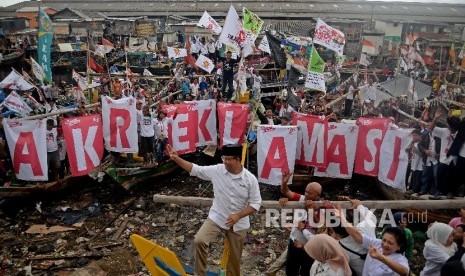 Cagub DKI Jakarta Anies Baswedan menyapa nelayan dan warga saat kampanye di Perkampungan Nelayan Cilincing, Jakarta, Rabu(8/2)