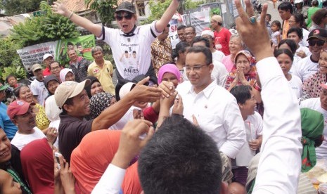 Cagub DKI Jakarta Anies Baswedan menyapa warga Jl. Kebon Kosong, Kebon Kosong, Kemayoran, Jakarta Pusat, Kamis (19/1).