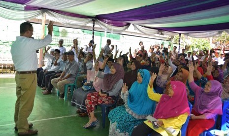 Cagub DKI Jakarta Anies Baswedan menyapa warga Jl. Kebon Kosong, Kebon Kosong, Kemayoran, Jakarta Pusat, Kamis (19/1).