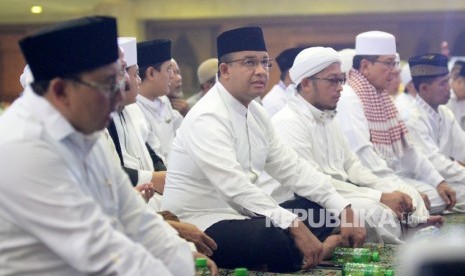 Cagub DKI Jakarta Anies Baswedan saat menghadiri Dzikir dan Sholawat Untuk Negeri di masjid Agung At-Tien, Jakarta,Sabtu(11/3).