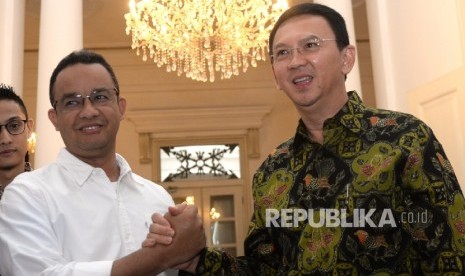  Cagub DKI Jakarta Anies (kiri) Baswedan berjabat tangan dengan Gubernur DKI Jakarta Basuki Tjahaja Purnama di Balai Kota DKI Jakarta, Kamis (20/4). 