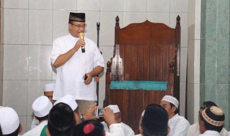 Cagub DKI Jakarta, Anies shalat Subuh berjamaah di Masjid Baitul Muttaqien, Kampung Gusti RT 03/15, Kelurahan Pejagalan, Kecamatan Penjaringan, Jakarta Utara.