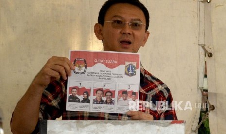 Cagub DKI Jakarta Basuki Tjahaja Purnama (Ahok) bersama keluarga saat memberikan suara pada Pilkada DKI Jakarta di TPS 54,Pluit, Penjaringan, Jakarta, Rabu (15/2).