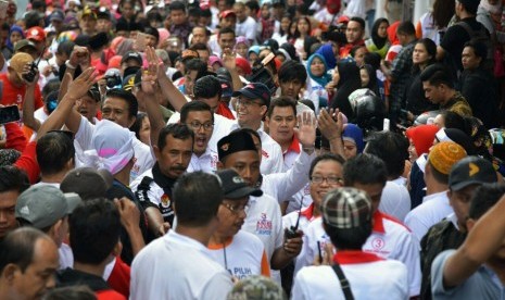 Calon Gubernur DKI Jakarta, Anies Baswedan, diantar ribuan pendukungnya dari kediamannya di Lebak Bulus Dalam hingga ke lapangan dekat Masjid Baitun Nur, Cilandak, Jakarta Selatan, Ahad (15/1).