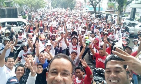 Cagub DKI Jakarta nomor urut 3, Anies Baswedan, bersama ribuan peserta 'Konvoi Bahagia Jilid 2' di Tugu Proklamasi, Menteng, Jakarta Pusat, Sabtu (4/2). 