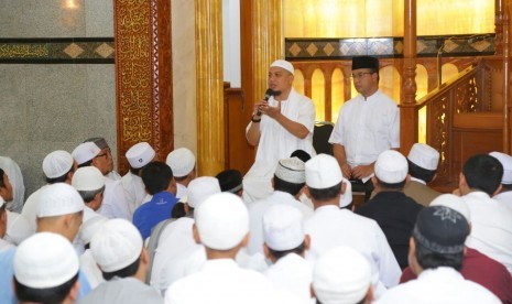 Cagub DKI Jakarta nomor urut 3, Anies Baswedan, bersilaturahim dengan Ustaz Arifin Ilham dan jamaah di Masjid An Nuur, Perumahan Pertama Timur, Kali Malang, Jakarta Timur, Sabtu (4/2). 