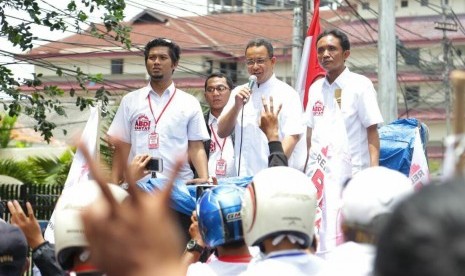 Cagub DKI Jakarta nomor urut 3, Anies Baswedan, memberikan orasi kepada ribuan peserta 'Konvoi Bahagia Jilid 2' yang dilepas di Tugu Proklamasi, Menteng, Jakarta Pusat, Sabtu (4/2). 