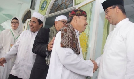 Cagub DKI Jakarta nomor urut 3, Anies Baswedan, memenuhi undangan dzikir bersama di Masjid Ibadurrohman, Kelapa Dua Wetan, Jakarta Timur, Sabtu (4/2). 