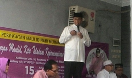 Cagub DKI Jakarta nomor urut 3, Anies Baswedan, mengisi ceramah dalam acara Maulid Nabi Muhammad SAW di gang Gudang Air, Rambutan, Jakarta Timur, Ahad (16/1).