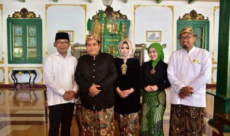 Cagub Jabar HM Ridwan Kamil bersama Keluarga Keraton Kanoman Cirebon, Rabu (7/3).