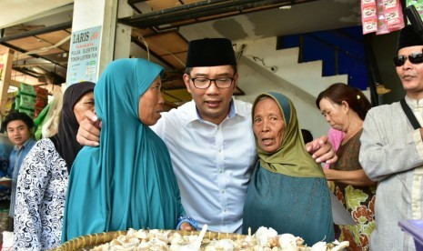 Cagub Jabar HM Ridwan Kamil saat berkunjung ke Pasar Pasar Induk Jagasatru, Kabupaten Cirebon, Selasa (6/3) 